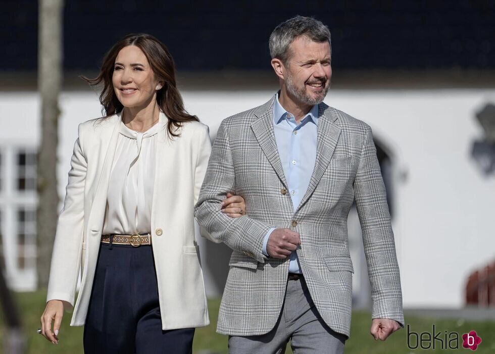 Federico y Mary de Dinamarca, cogidos del brazo en Fredensborg tras su mudanza a la Cancillería