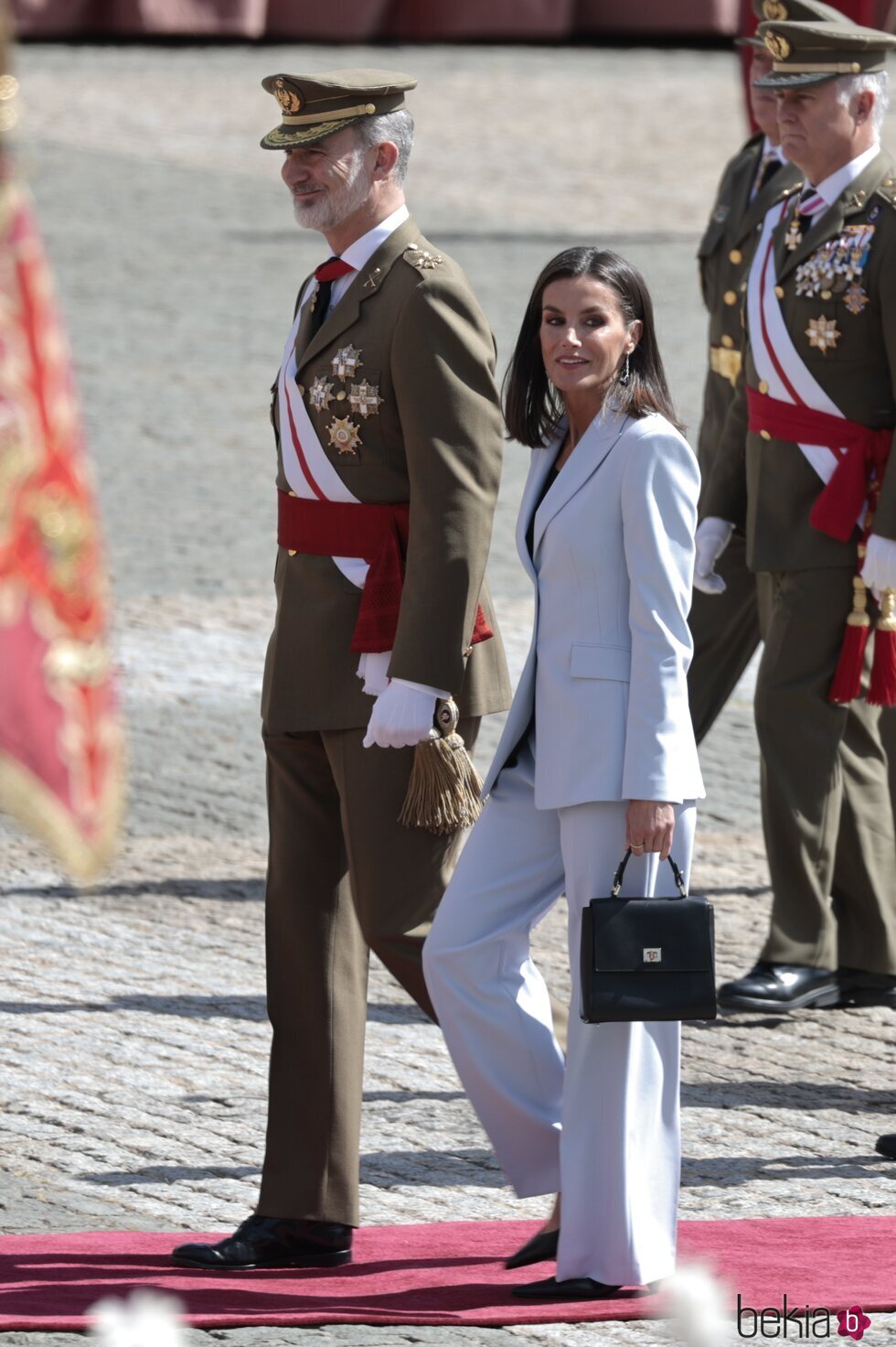 El Rey Felipe VI llegando a su jura de bandera junto a la Reina Letizia