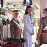 La Reina Letizia recibe al Rey Felipe VI tras jurar bandera en su 40 aniversario