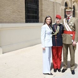 La Reina Letizia, la Princesa Leonor y el Rey Felipe VI en su jura de bandera en el 40 aniversario