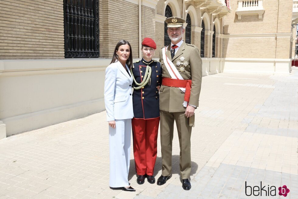 La Reina Letizia, la Princesa Leonor y el Rey Felipe VI en su jura de bandera en el 40 aniversario