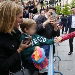 La Reina Letizia saluda muy tierna a un niño a la salida del Teatro Real