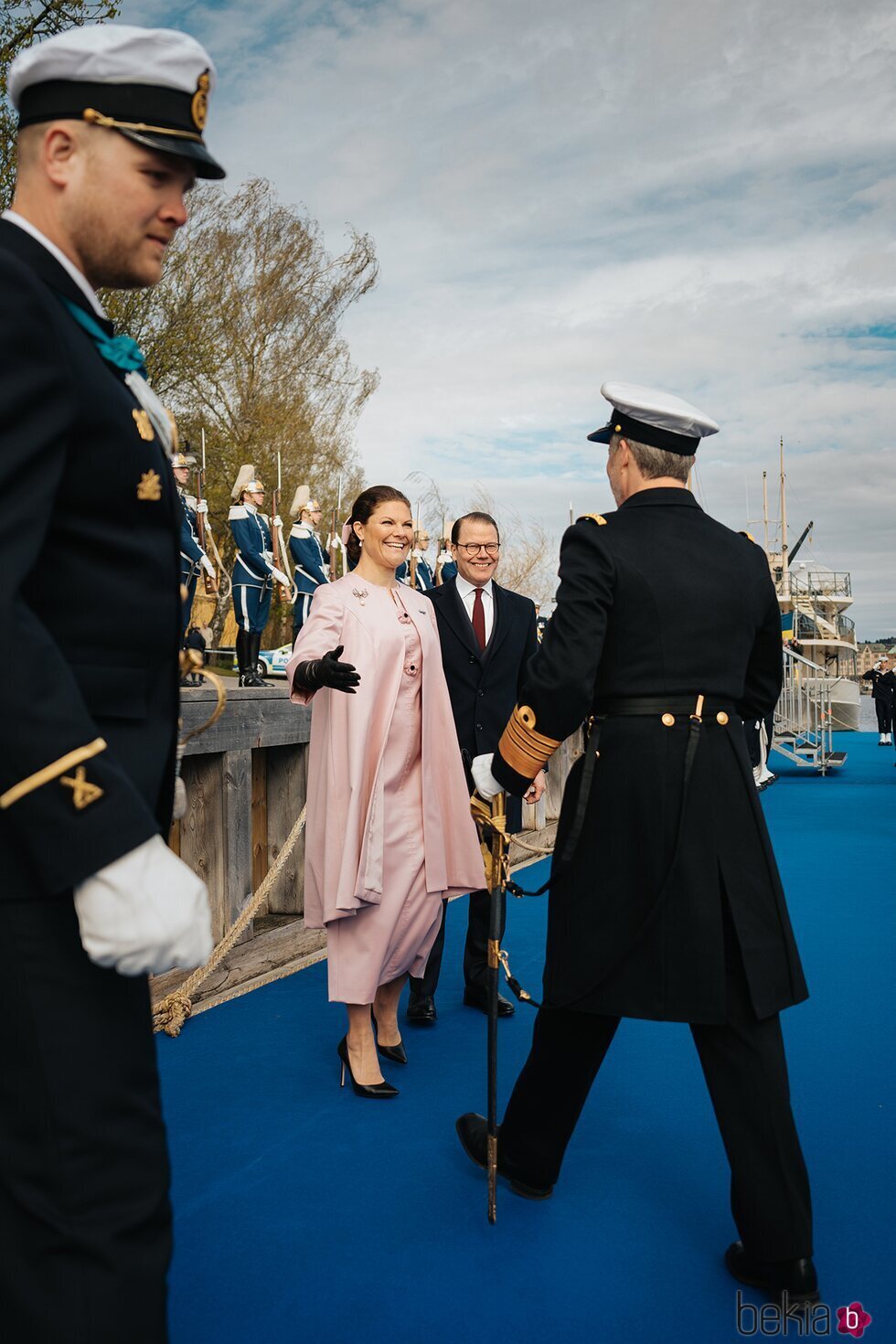 Victoria de Suecia y Federico de Dinamarca se saludan en el recibimiento a Federico y Mary de Dinamarca por su Visita de Estado a Suecia