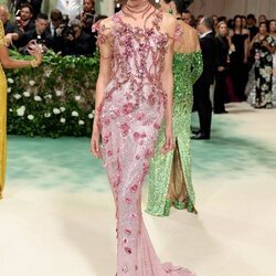 Karlie Kloss vestida de Swarovski en la MET Gala 2024