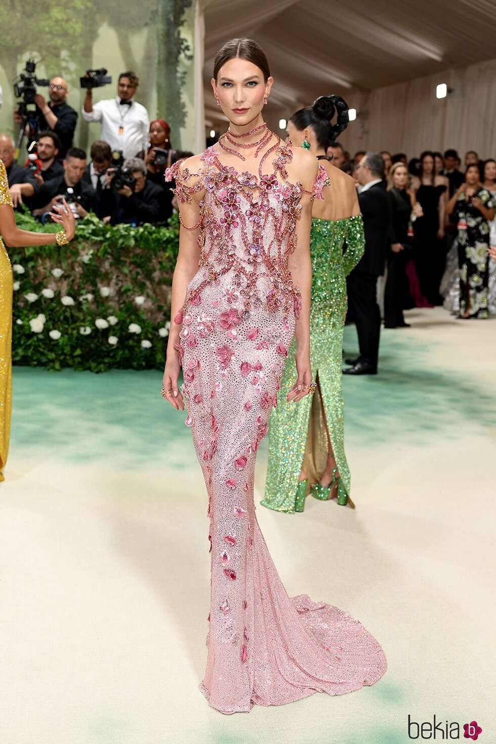 Karlie Kloss vestida de Swarovski en la MET Gala 2024