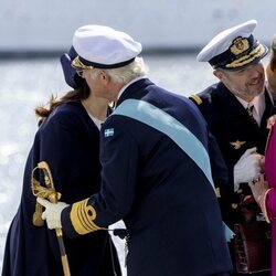 Carlos Gustavo y Silvia de Suecia saludan a Federico y Mary de Dinamarca en el recibimiento por la Visita de Estado de los Reyes de Dinamarca a Suecia