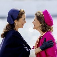 Mary de Dinamarca y Silvia de Suecia se saludan en el recibimiento por la Visita de Estado de Federico y Mary de Dinamarca a Suecia