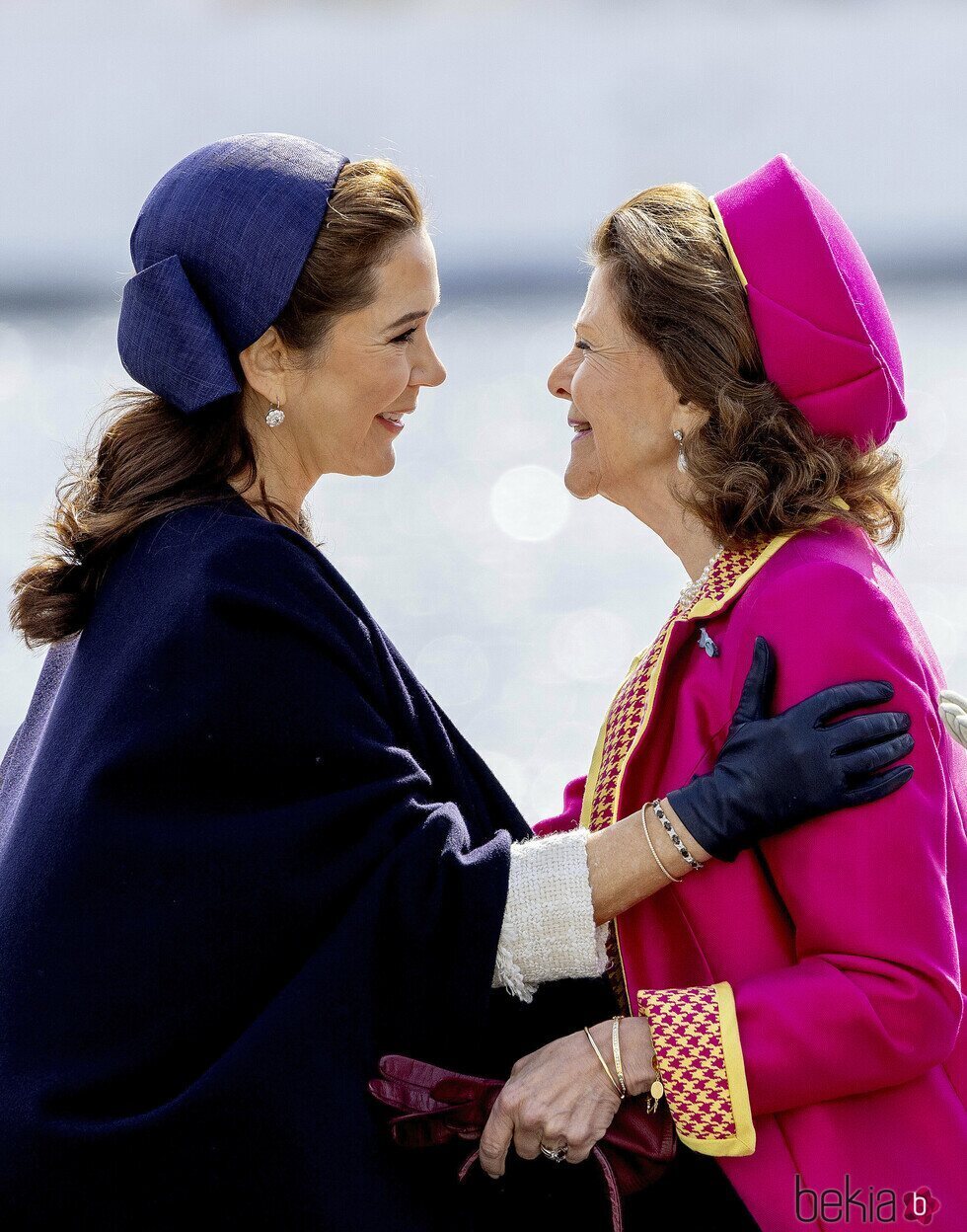 Mary de Dinamarca y Silvia de Suecia se saludan en el recibimiento por la Visita de Estado de Federico y Mary de Dinamarca a Suecia