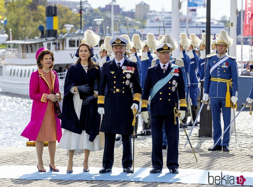 Los Reyes de Suecia y los Reyes de Dinamarca en el recibimiento por la Visita de Estado de Federico y Mary de Dinamarca a Suecia