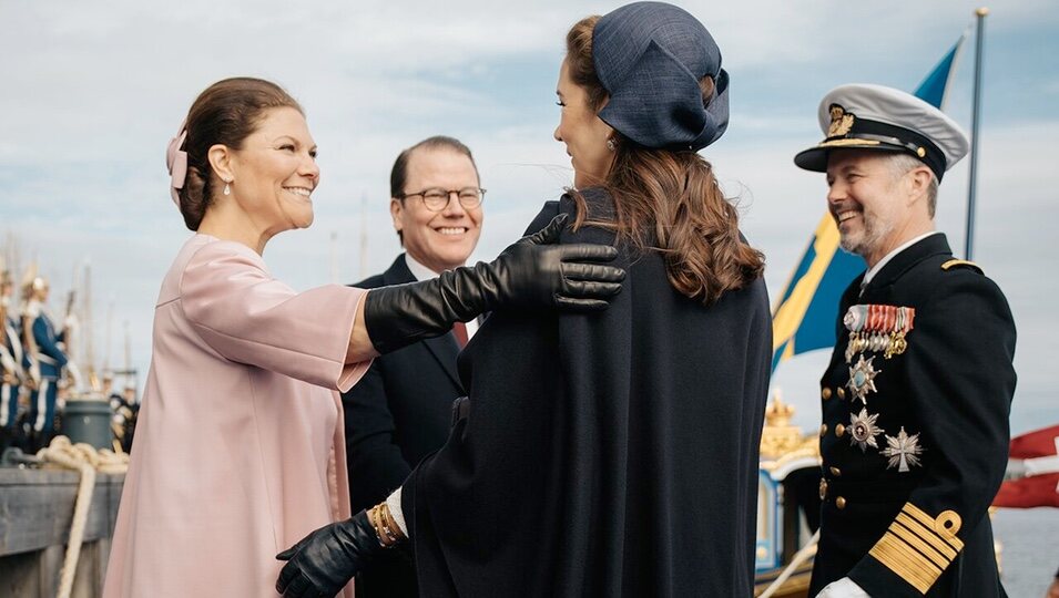 Victoria de Suecia y Mary de Dinamarca se saludan con cariño en presencia de Daniel de Suecia y Federico de Dinamarca