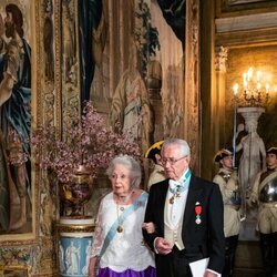 Cristina de Suecia con la Tiara de Botones junto a Tord Magnuson en la cena de la gala por la Visita de Estado de Federico y Mary de Dinamarca a Suecia