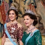 Mary de Dinamarca con la Tiara de Rubíes y Silvia de Suecia con la Tiara de Zafiros Leuchtenberg