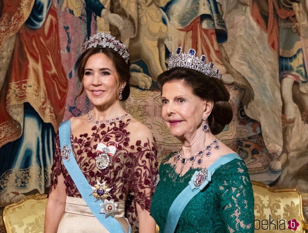 Mary de Dinamarca con la Tiara de Rubíes y Silvia de Suecia con la Tiara de Zafiros Leuchtenberg