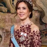 Mary de Dinamarca con la Tiara de Rubíes en la cena de gala por su Visita de Estado a Suecia