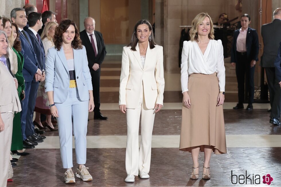 Isabel Díaz Ayuso, la Reina Letizia y Pilar Alegría en los Premios SM de Literatura Infantil y Juvenil