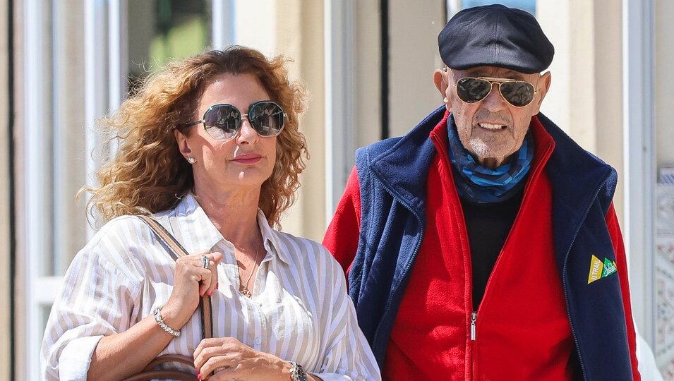 Julián Muñoz con Karina Pau dando un paseo