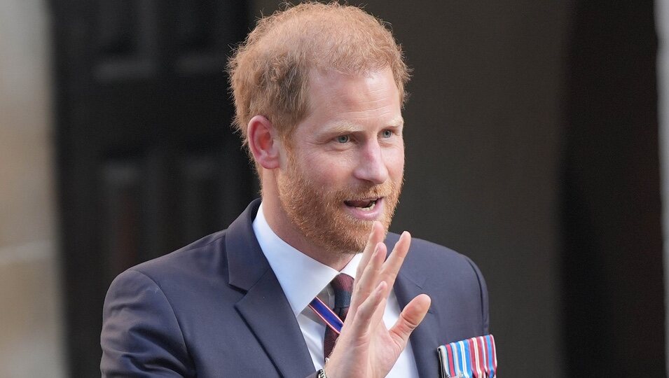 El Príncipe Harry saludando en el servicio religioso por el décimo aniversario de los Invictus Games