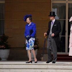 La Princesa Ana y los Duques de Edimburgo en una garden party