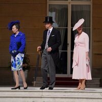 La Princesa Ana y los Duques de Edimburgo en una garden party