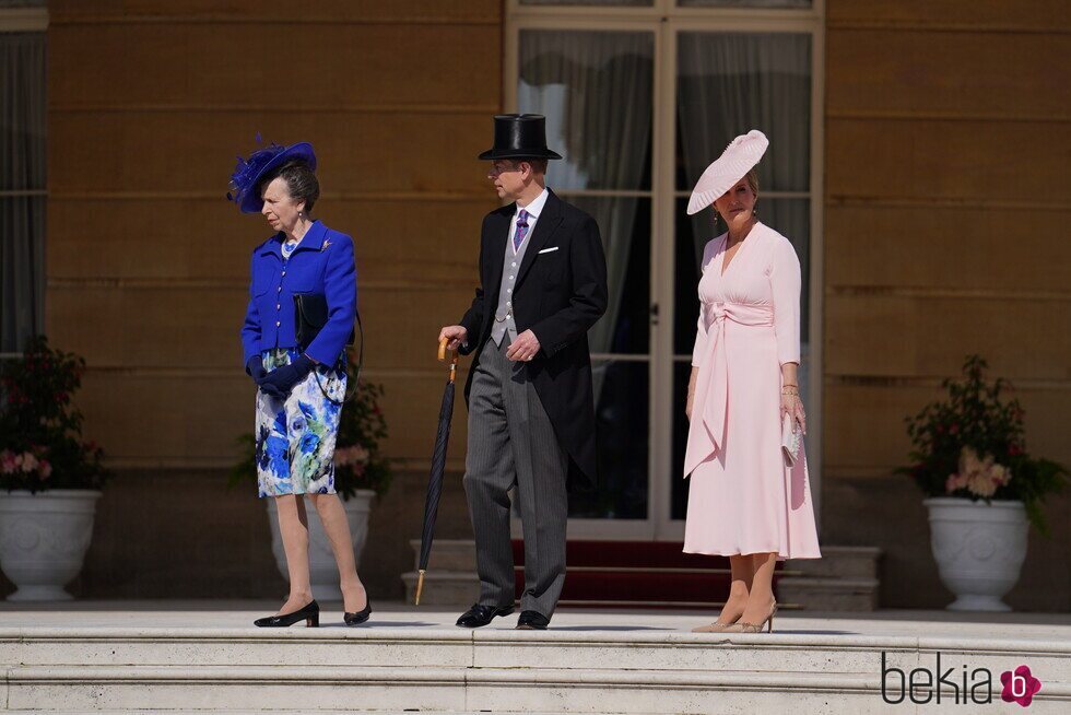 La Princesa Ana y los Duques de Edimburgo en una garden party