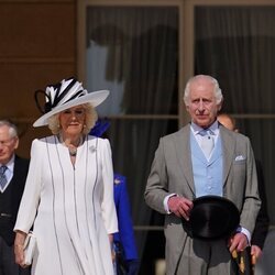 Los Reyes Carlos y Camilla en una garden party