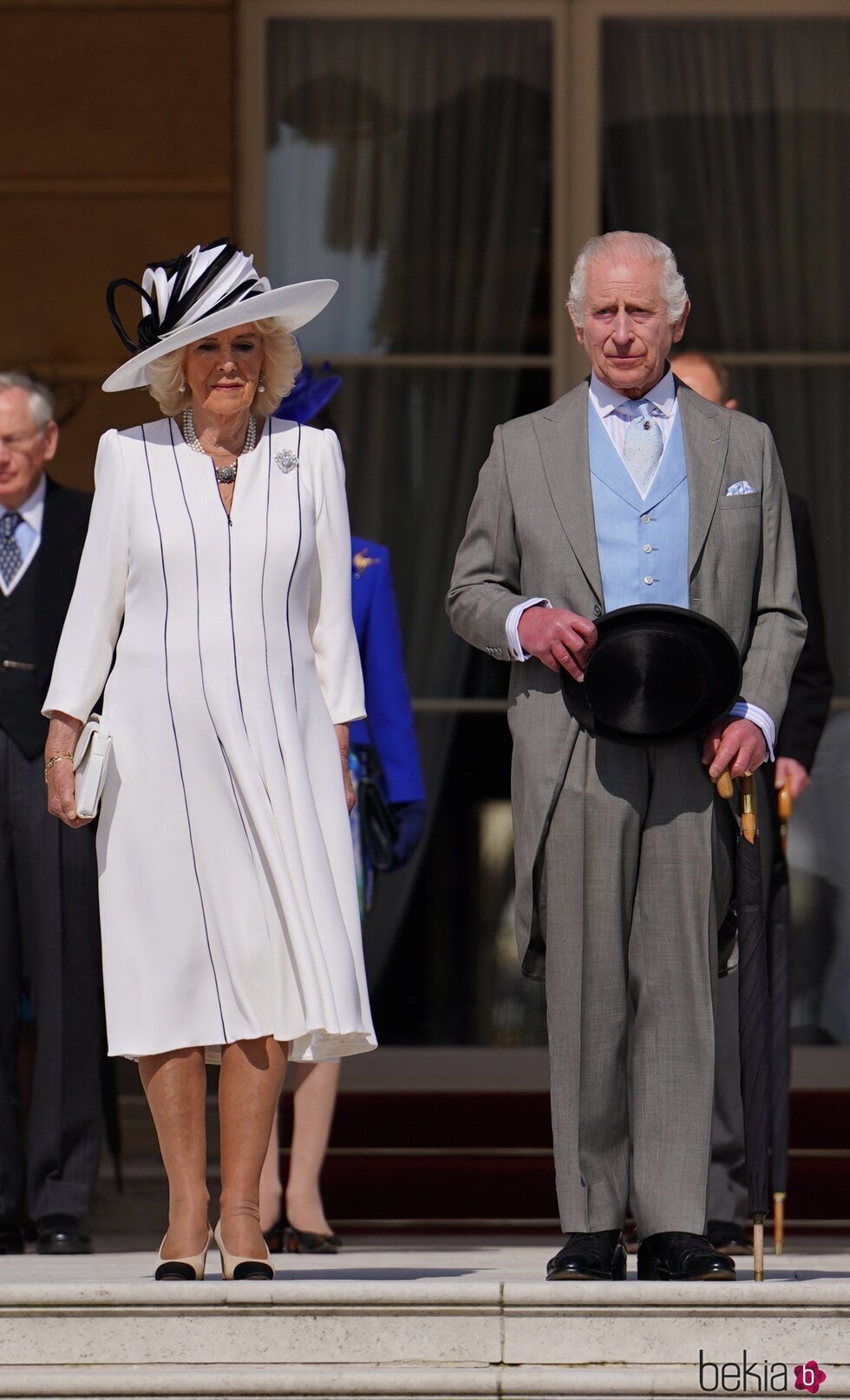 Los Reyes Carlos y Camilla en una garden party