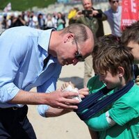 El Príncipe Guillermo firmando el brazo escayolado de un niño en Cornualles