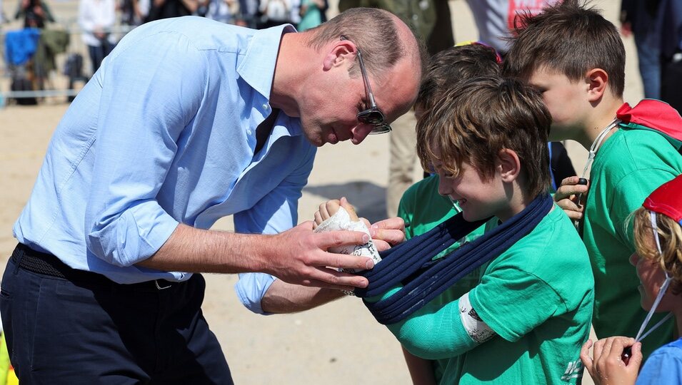 El Príncipe Guillermo firmando el brazo escayolado de un niño en Cornualles