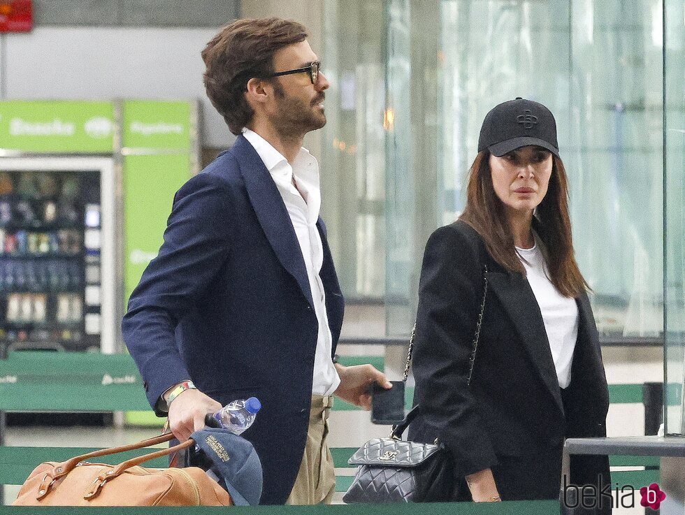 Vicky Martín Berrocal y Enrique Solís volviendo de Marbella