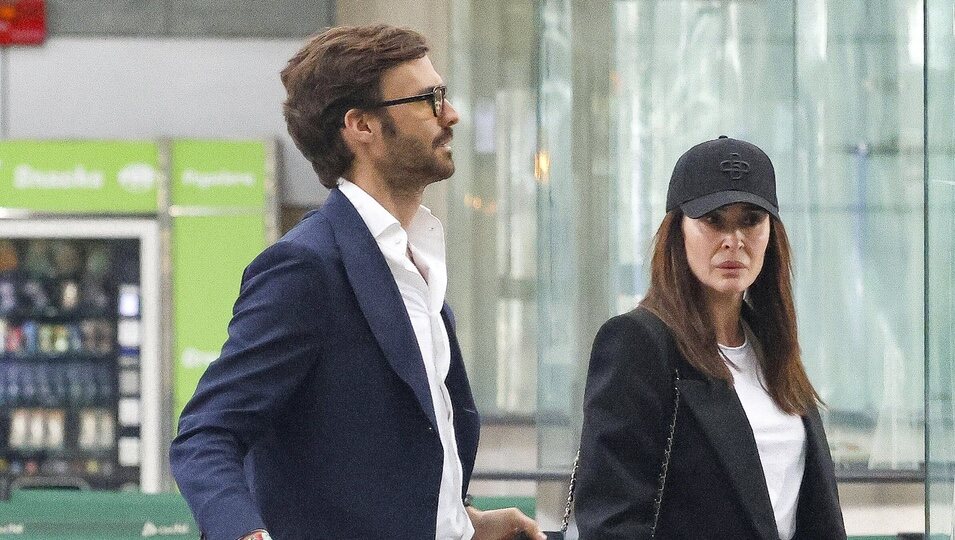 Vicky Martín Berrocal y Enrique Solís volviendo de Marbella