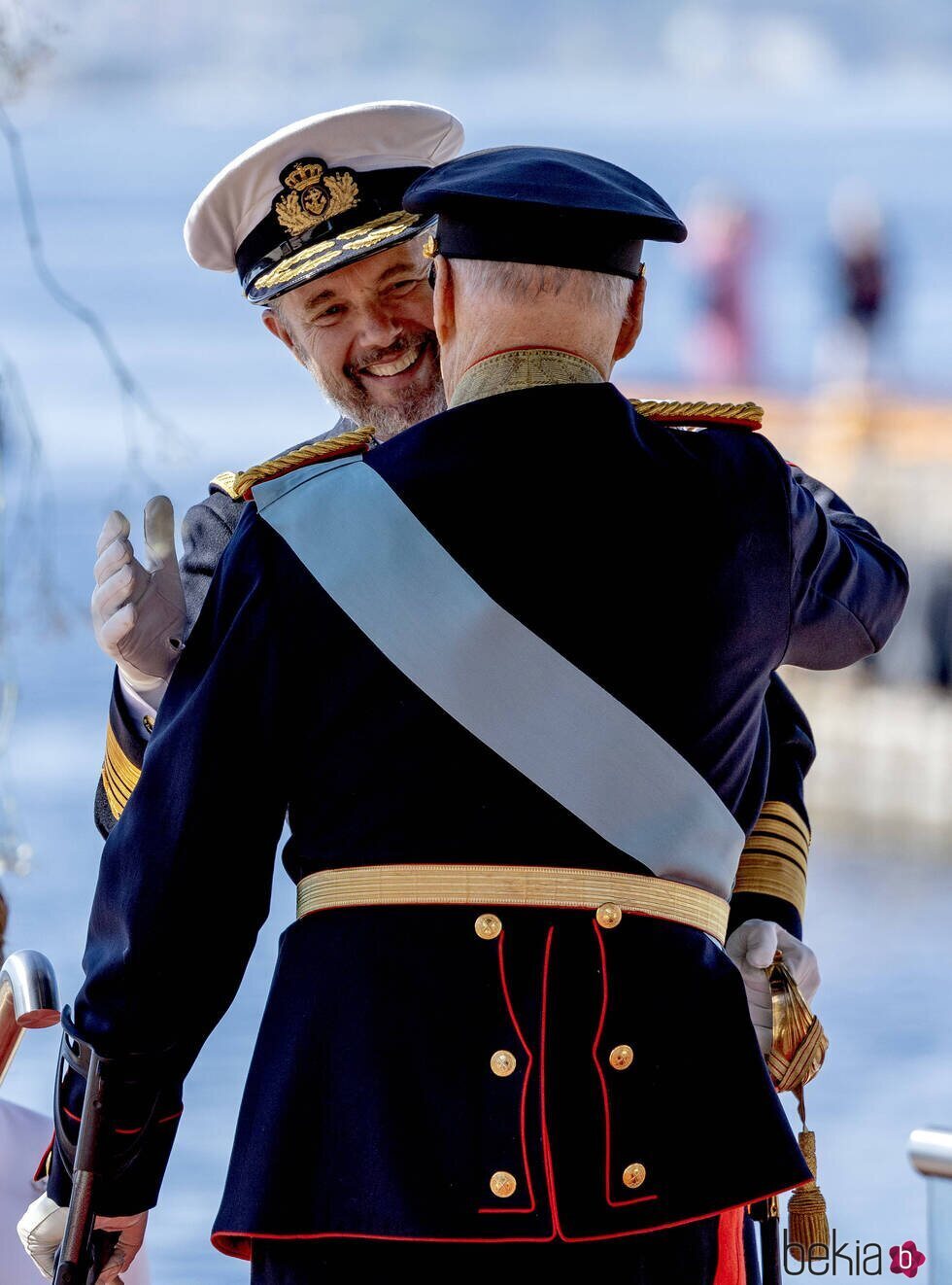 Federico de Dinamarca y Haral de Noruega se saludan en la Visita de Estado de los Reyes de Dinamarca a Noruega