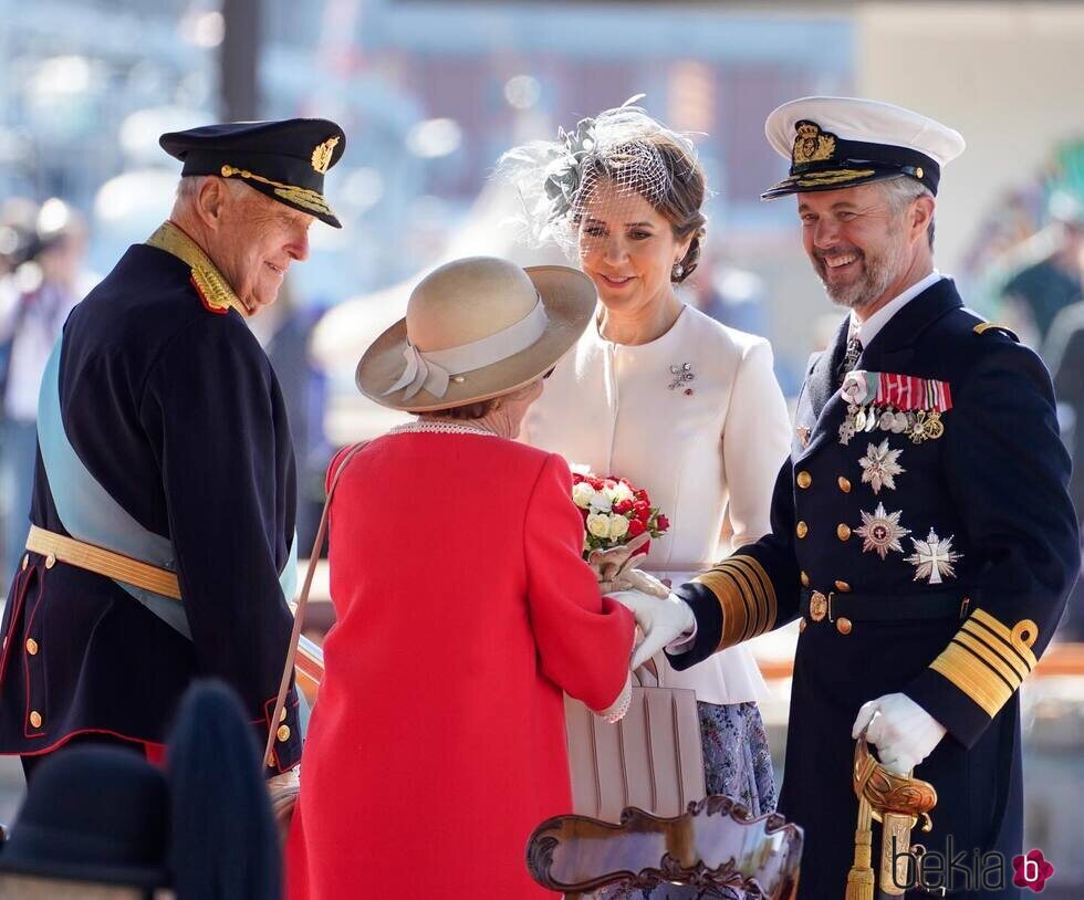 Harald y Sonia de Noruega y Federico y Mary de Dinamarca se saludan en la Visita de Estado de los Reyes de Dinamarca a Noruega