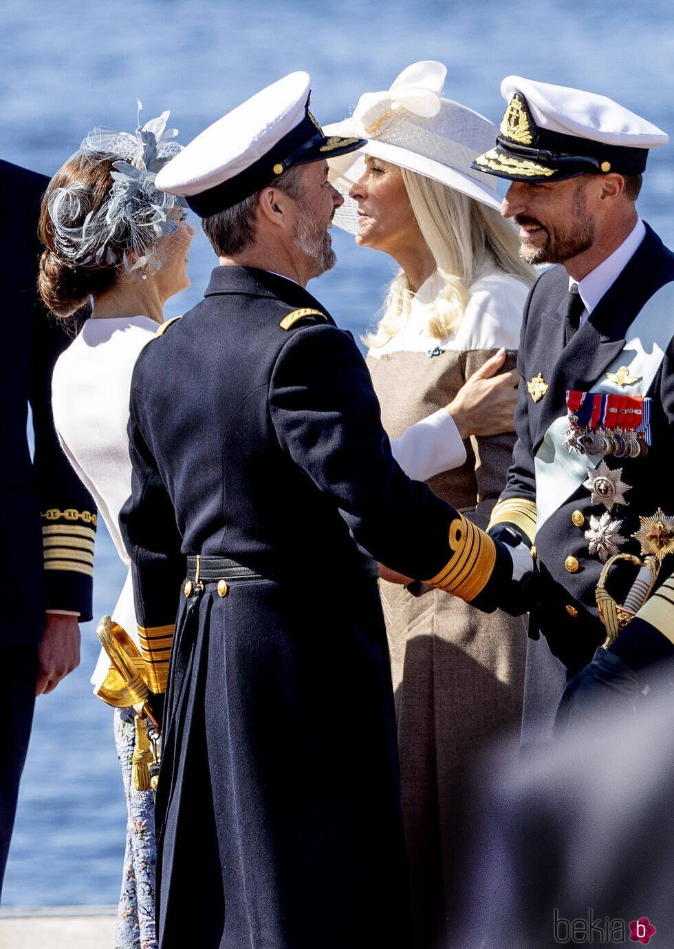 Federico y Mary de Dinamarca y Haakon y Mette-Marit de Noruega se saludan en la Visita de Estado de los Reyes de Dinamarca a Noruega