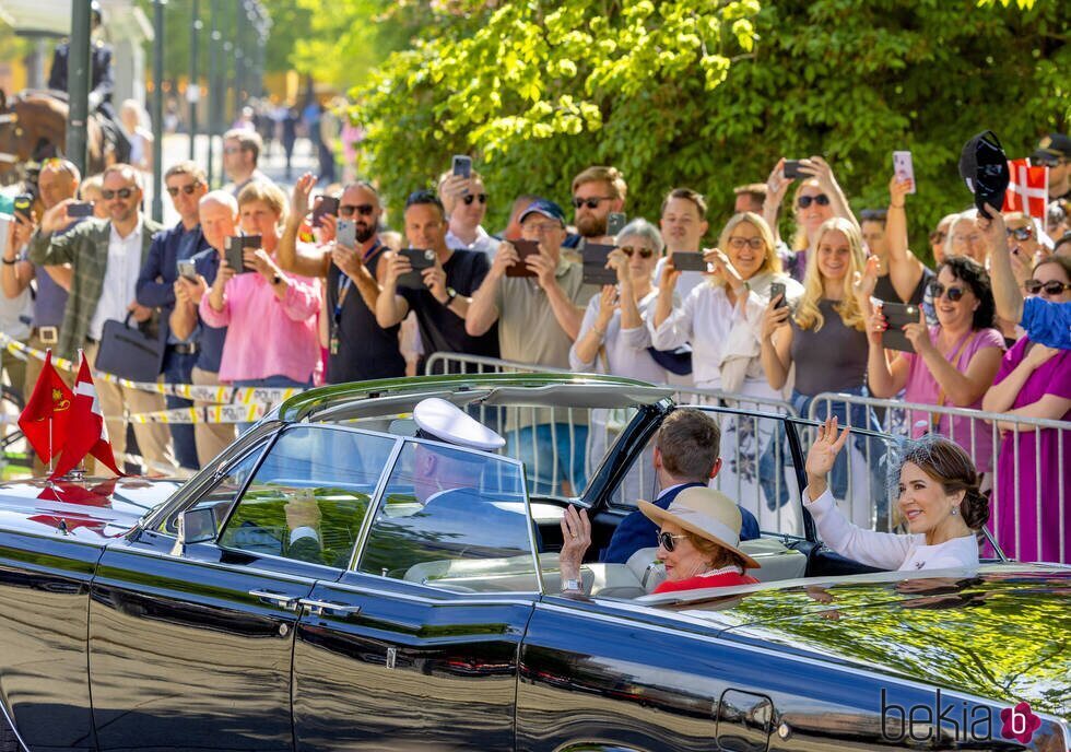 Sonia de Noruega y Mary de Dinamarca en coche en la Visita de Estado de los Reyes de Dinamarca a Noruega