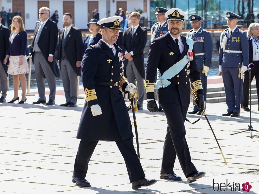 Federico de Dinamarca y Haakon de Noruega pasando revista a las tropas en la Visita de Estado de los Reyes de Dinamarca a Noruega