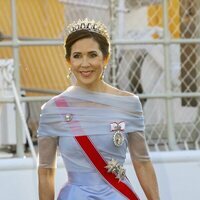 Mary de Dinamarca con la Tiara Pearl Poiré y el vestido retocado de la boda de Carlos Felipe y Sofia de Suecia