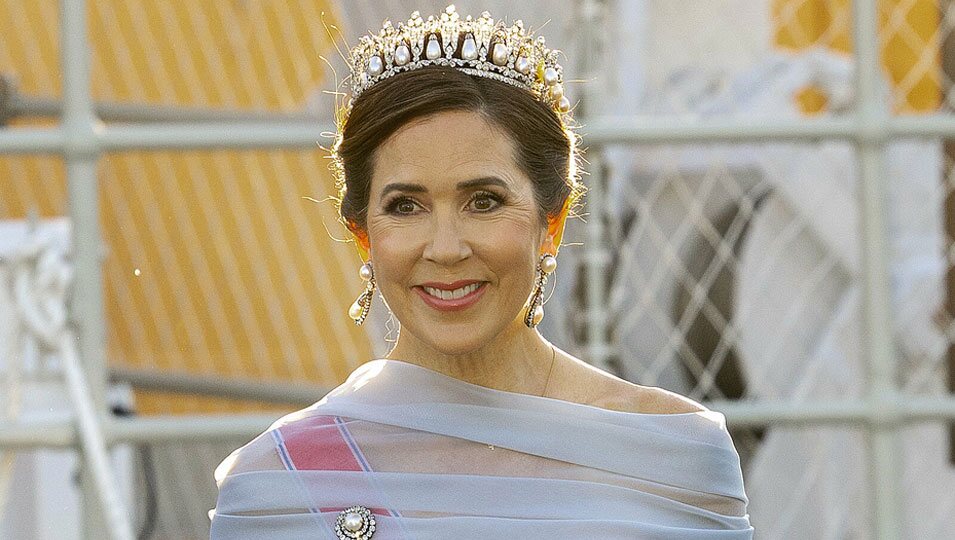 Mary de Dinamarca con la Tiara Pearl Poiré y el vestido retocado de la boda de Carlos Felipe y Sofia de Suecia