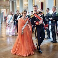 Sonia de Noruega con la Tiara de Esmeraldas y Federico de Dinamarca en la cena de gala por la Visita de Estado de los Reyes de Dinamarca a Noruega