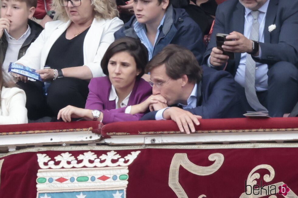 José Luis Martínez-Almeida besa la mano de Teresa Urquijo en los toros