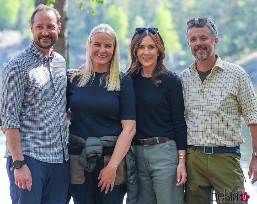 Haakon y Mette-Marit de Noruega y Federico y Mary de Dinamarca haciendo senderismo en Noruega