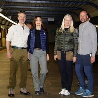 Federico y Mary de Dinamarca cogidos de la mano y Haakon y Mette-Marit de Noruega en el Metro de Oslo