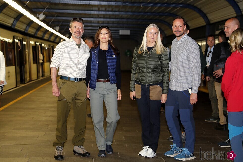 Federico y Mary de Dinamarca cogidos de la mano y Haakon y Mette-Marit de Noruega en el Metro de Oslo