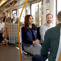 Mary de Dinamarca y Haakon de Noruega en el Metro de Oslo