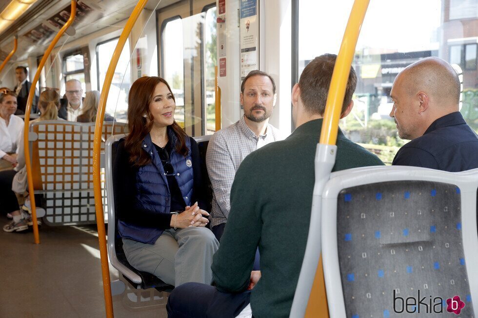 Mary de Dinamarca y Haakon de Noruega en el Metro de Oslo