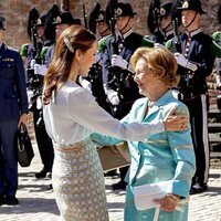 Mary de Dinamarca y Sonia de Noruega se saludan con cariño en Akershus