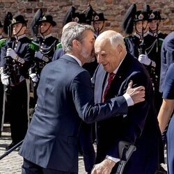 Harald de Noruega y Federico de Dinamarca se saludan en Akershus