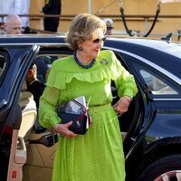 Sonia de Noruega con un libro de regalo para Mary de Dinamarca