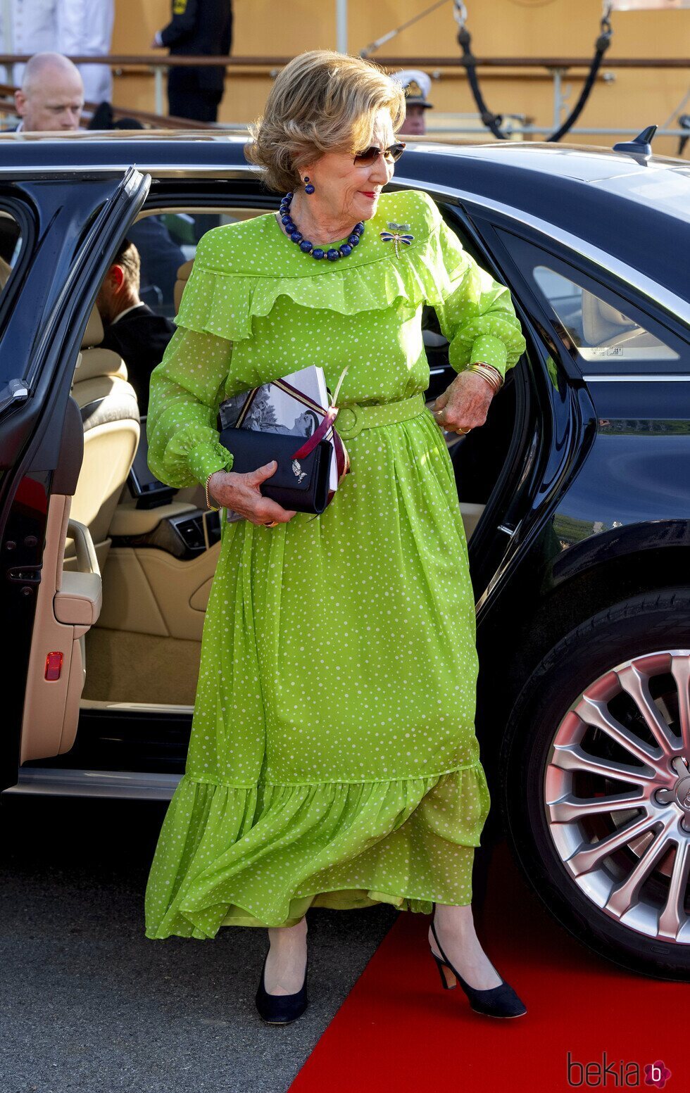 Sonia de Noruega con un libro de regalo para Mary de Dinamarca