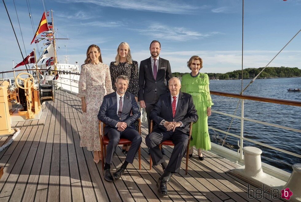 Federico y Mary de Dinamarca, Harald y Sonia de Noruega y Haakon y Mette-Marit de Noruega en el Dannebrog