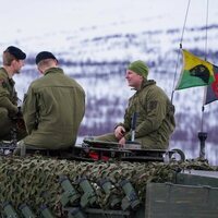 Sverre Magnus de Noruega hablando con unos soldados en su primera visita al ejército noruego